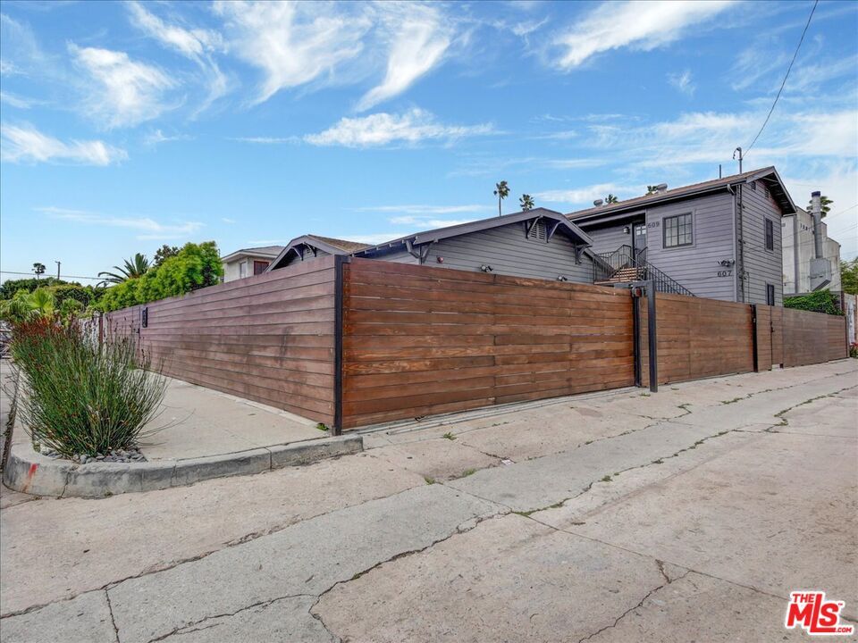 Property Photo:  609   Indiana Ave  CA 90291 