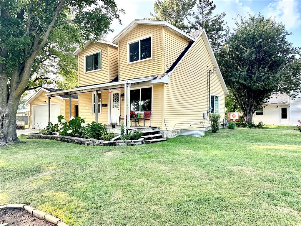 Property Photo:  922 N 10th Avenue E  IA 50208 