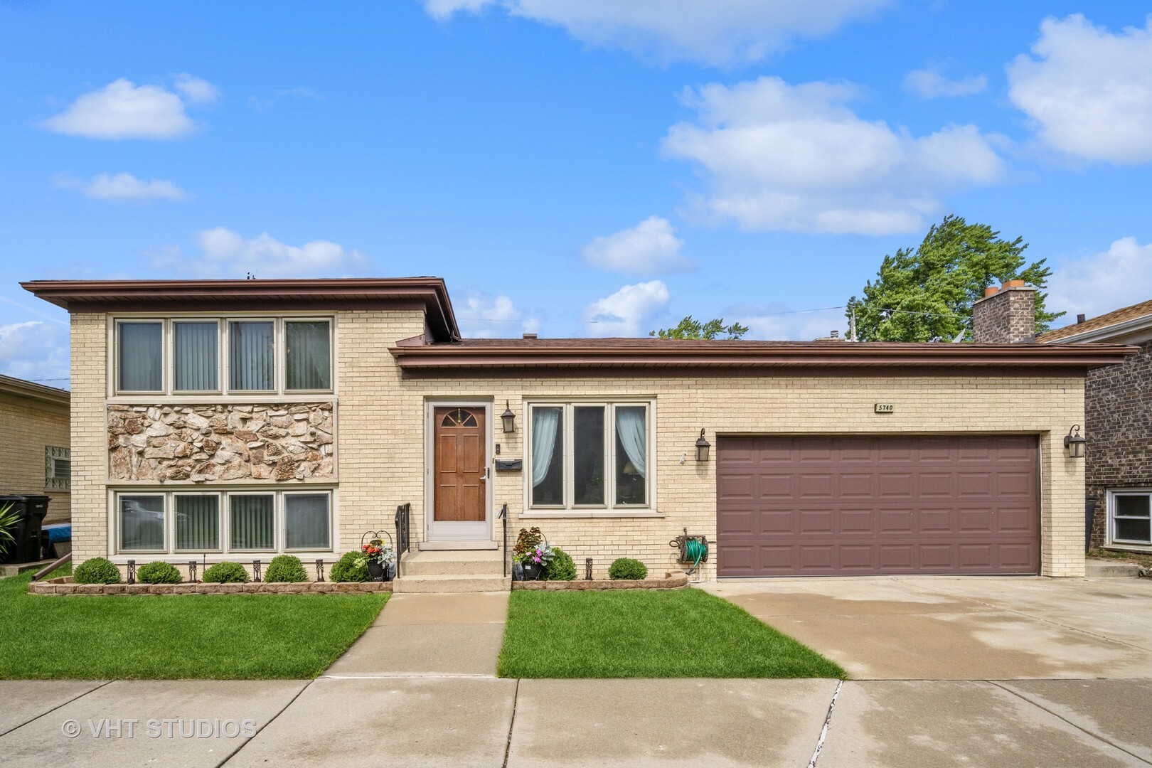 Property Photo:  5740 N Octavia Avenue  IL 60631 