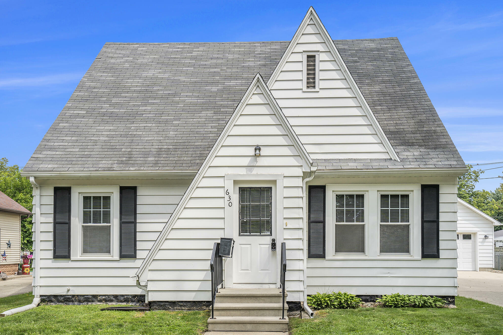 Property Photo:  630 S Lincoln Avenue  MI 49093 