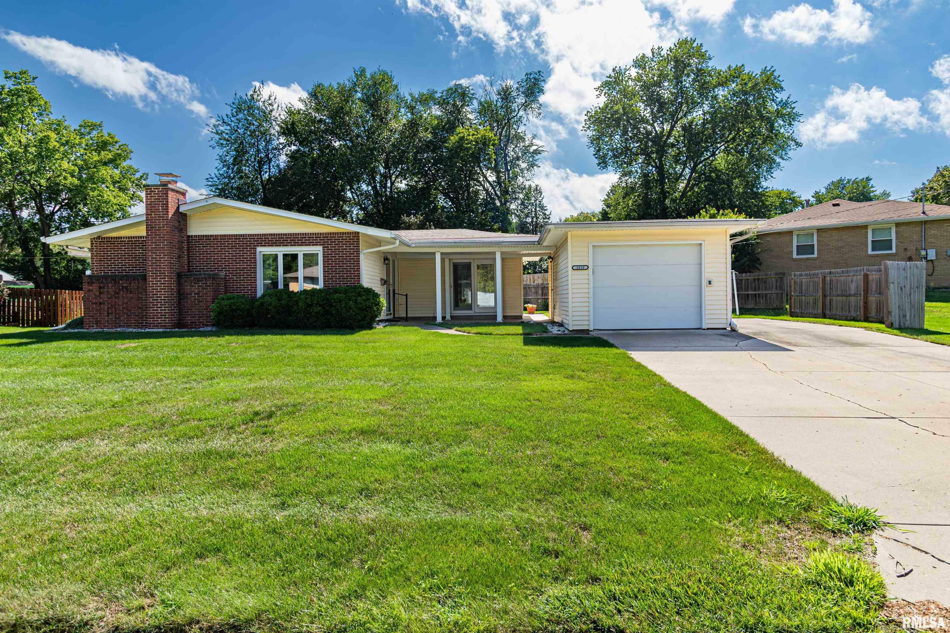 Property Photo:  1319 Hilltop Drive  IL 61554 