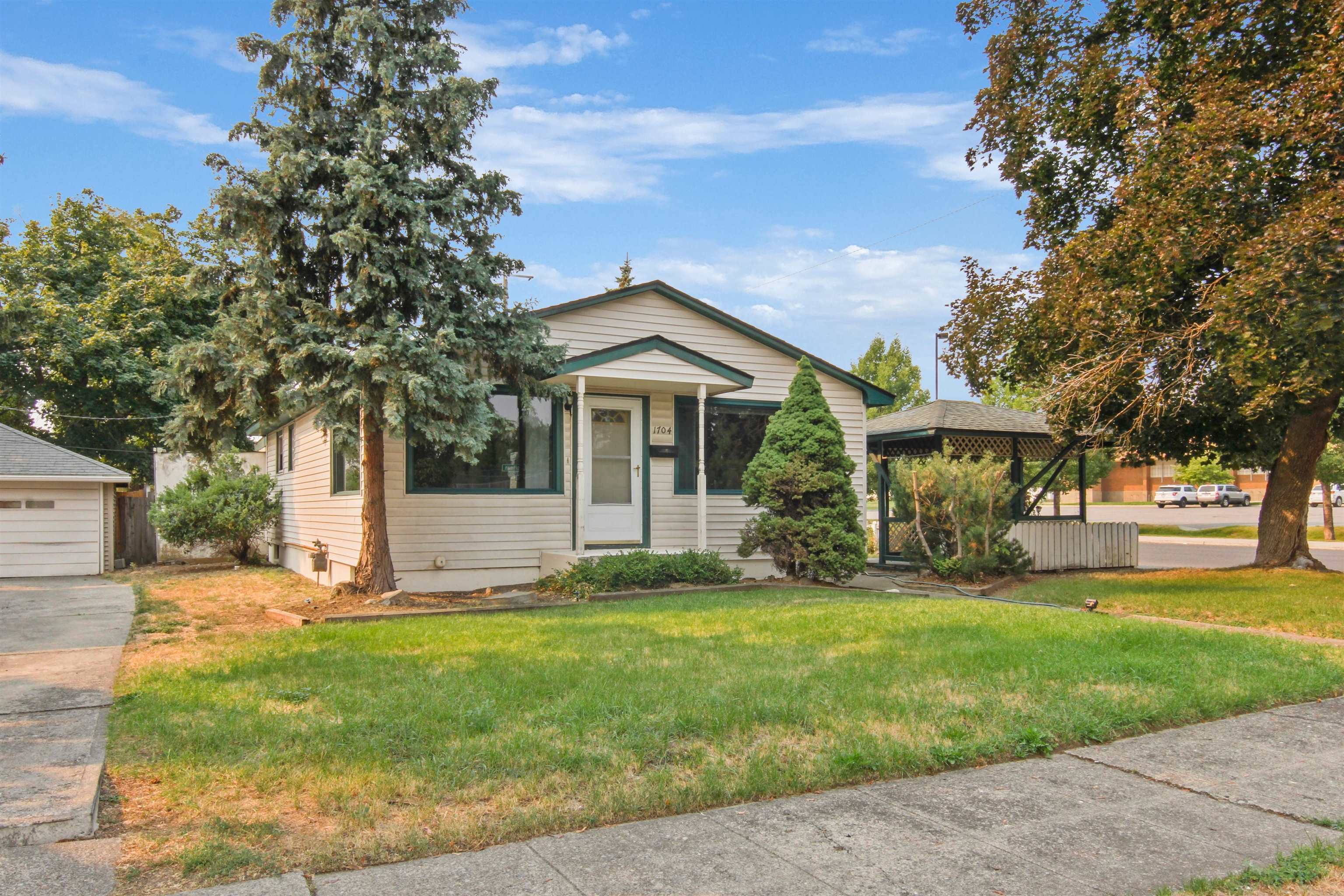 Property Photo:  1704 E Hoffman Ave  WA 99207 