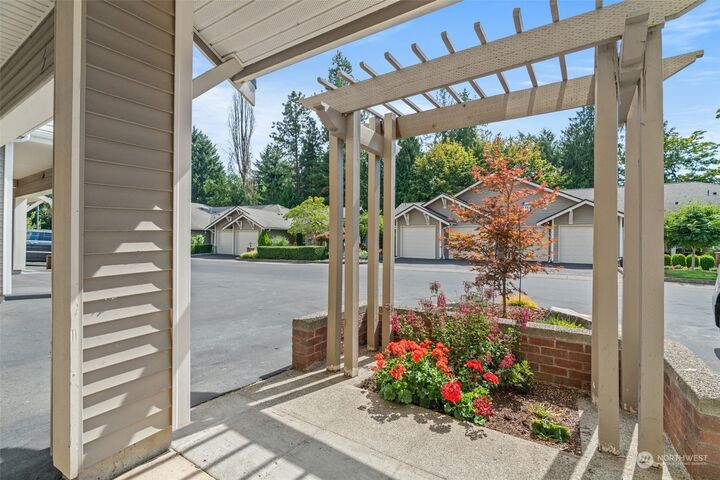 Property Photo:  18660 NE 55th Way Uu  WA 98052 