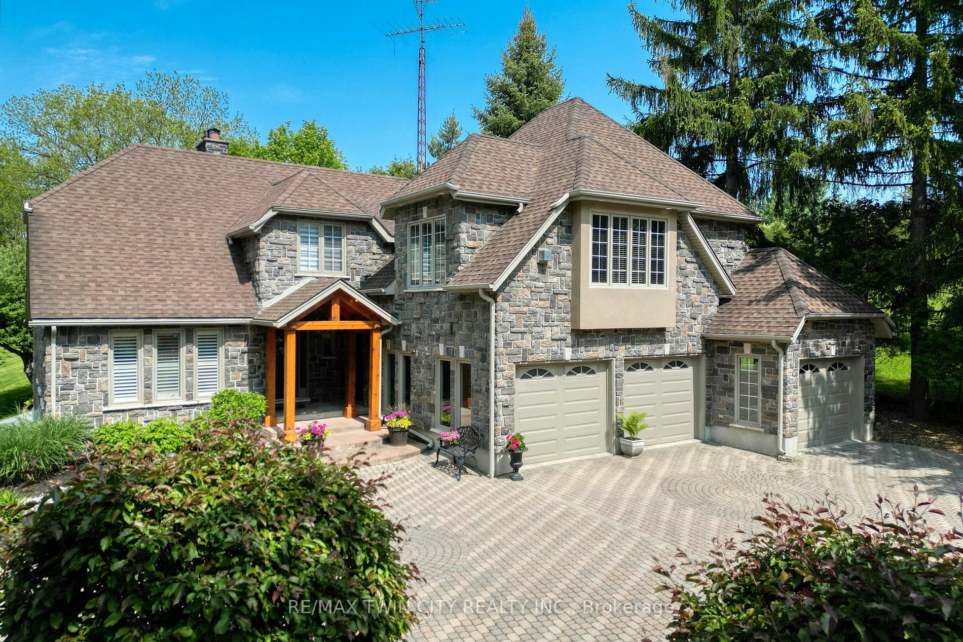 Property Photo:  735 Hidden Valley Rd  ON N2C2S4 