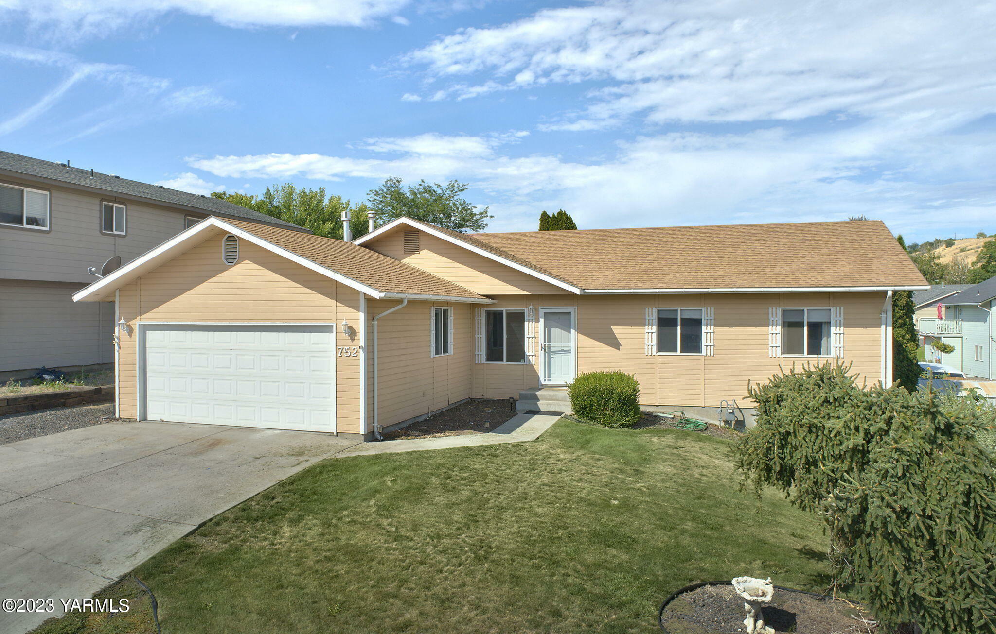 Property Photo: 752 S 4th St WA 98942