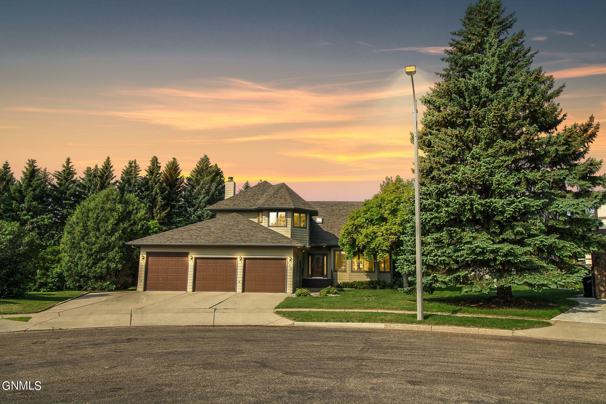 Property Photo:  400 W Brandon Drive  ND 58503 