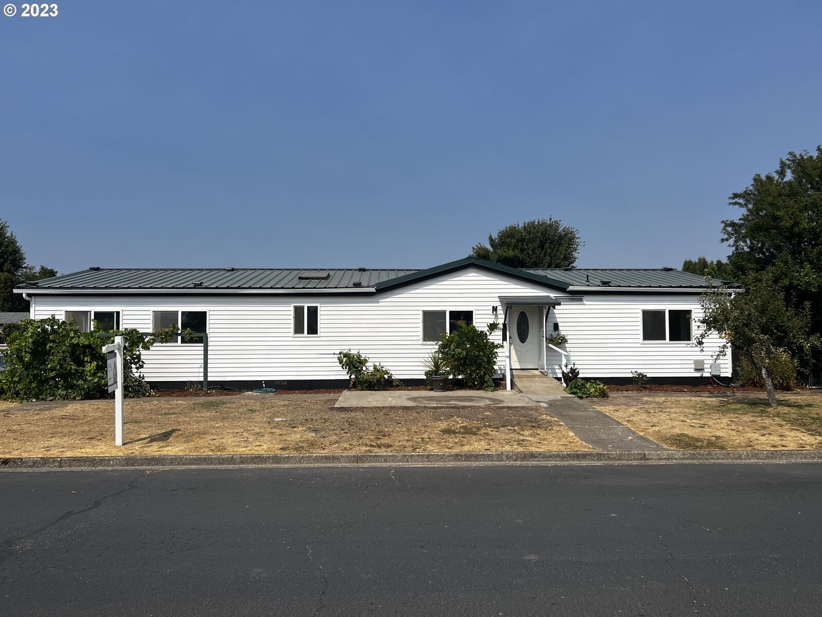 Property Photo:  1145 SW Cypress St  OR 97128 