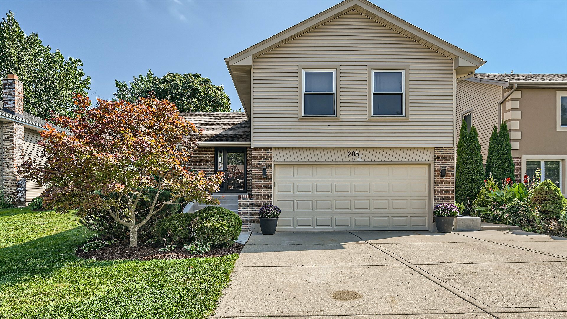 Property Photo: 205 Grovenor Drive IL 60193