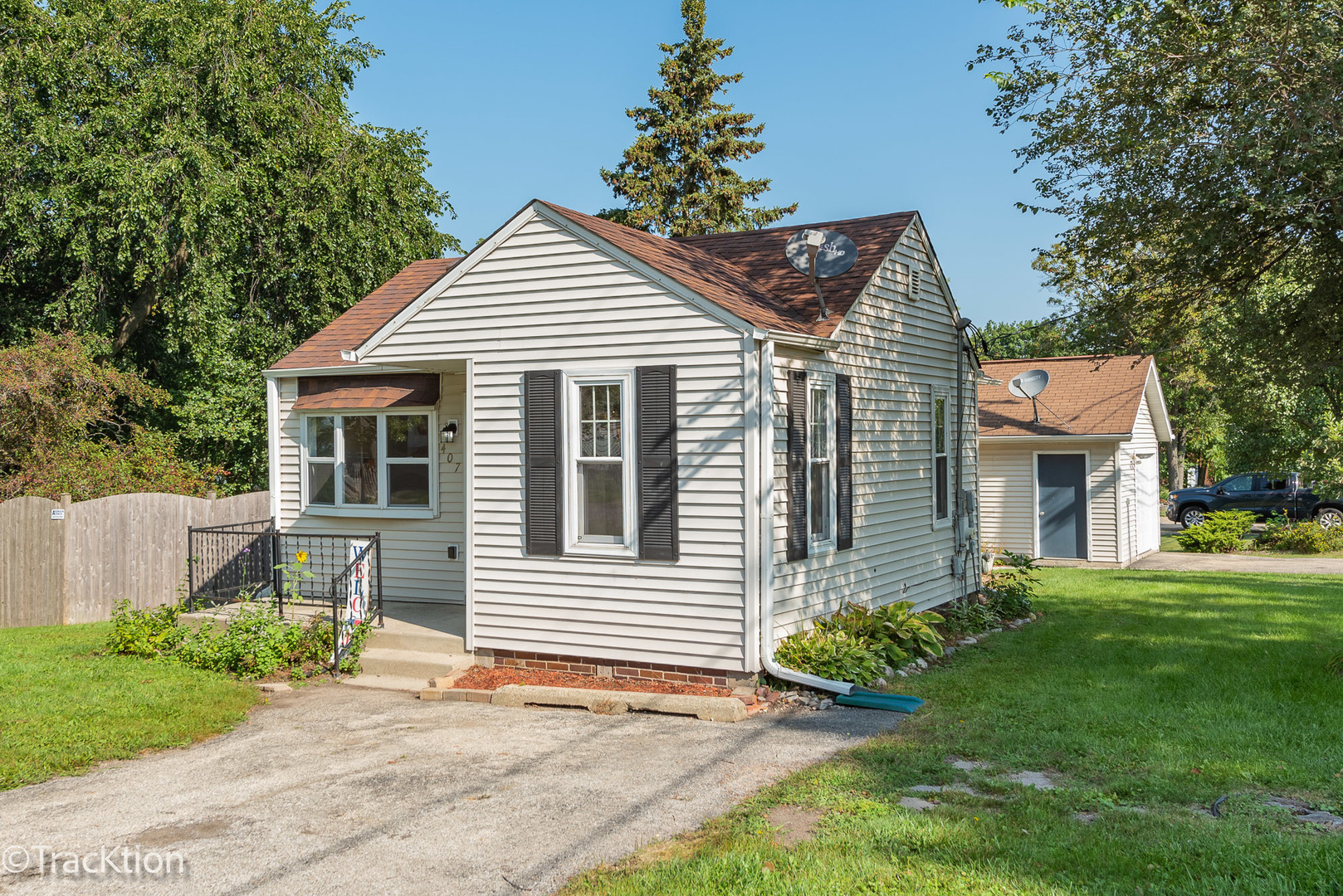 Property Photo:  407 E Lake Avenue  IL 60073 