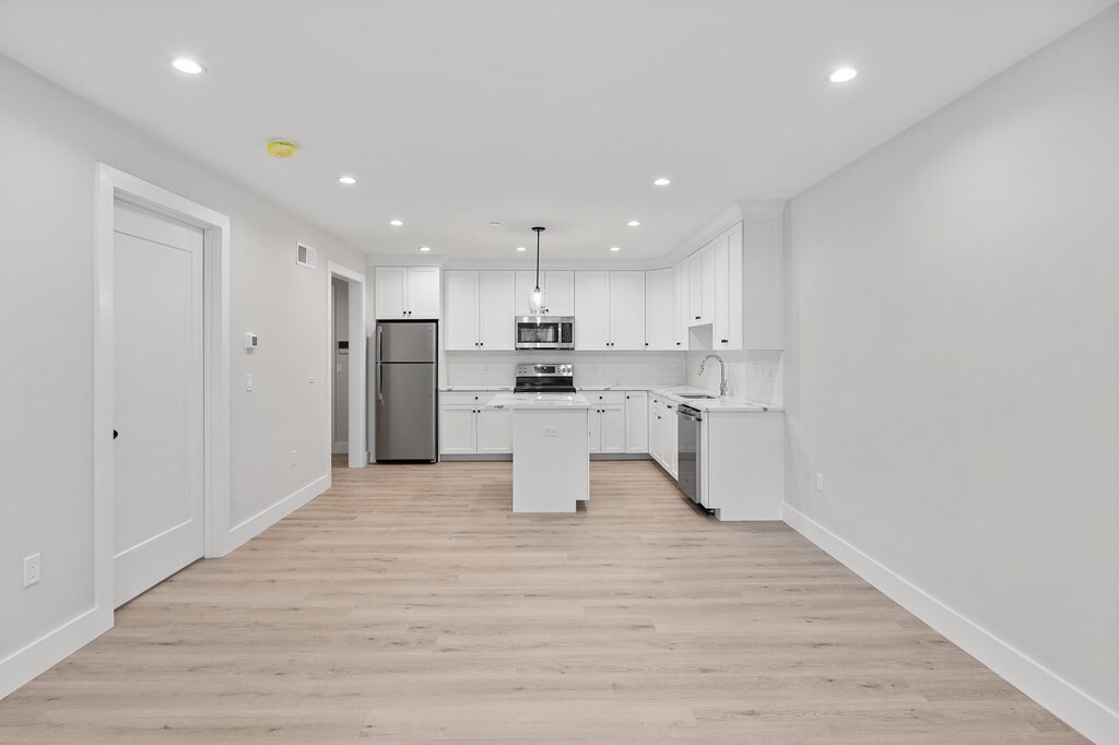 Property Photo: 186 Bedford St 209 MA 02420