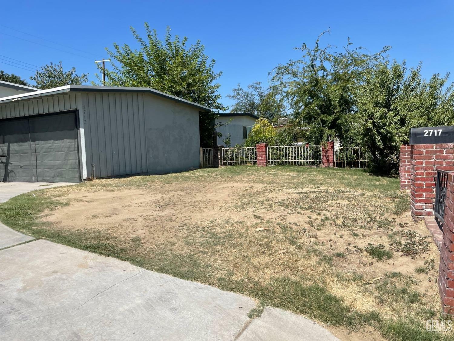 Property Photo: 2717 Lee Drive CA 93304