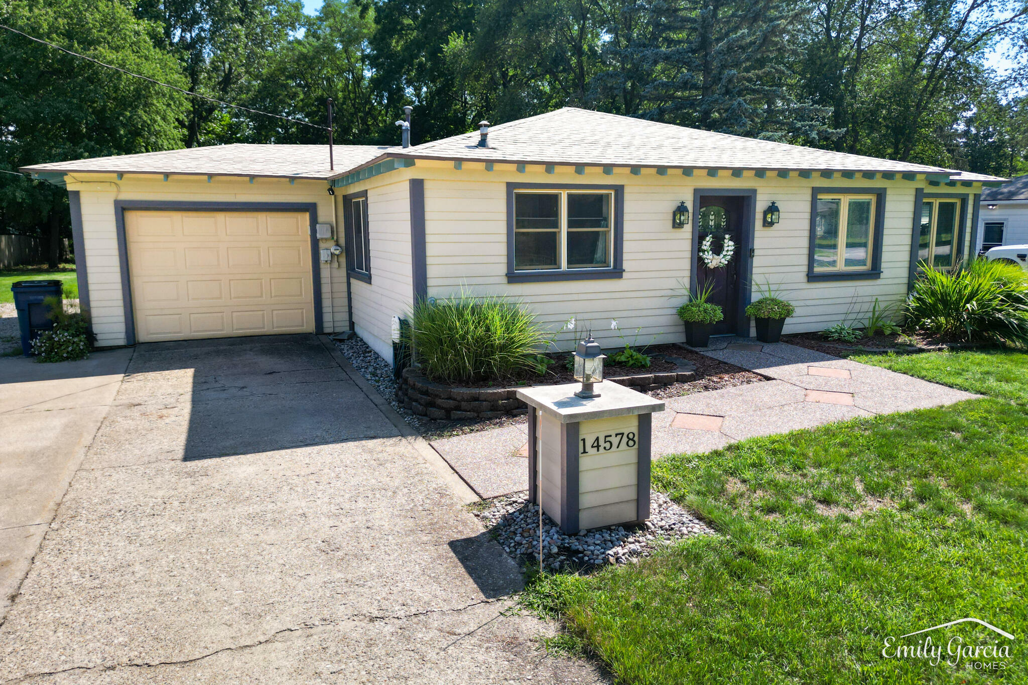 Property Photo: 14578 Riley Street MI 49424