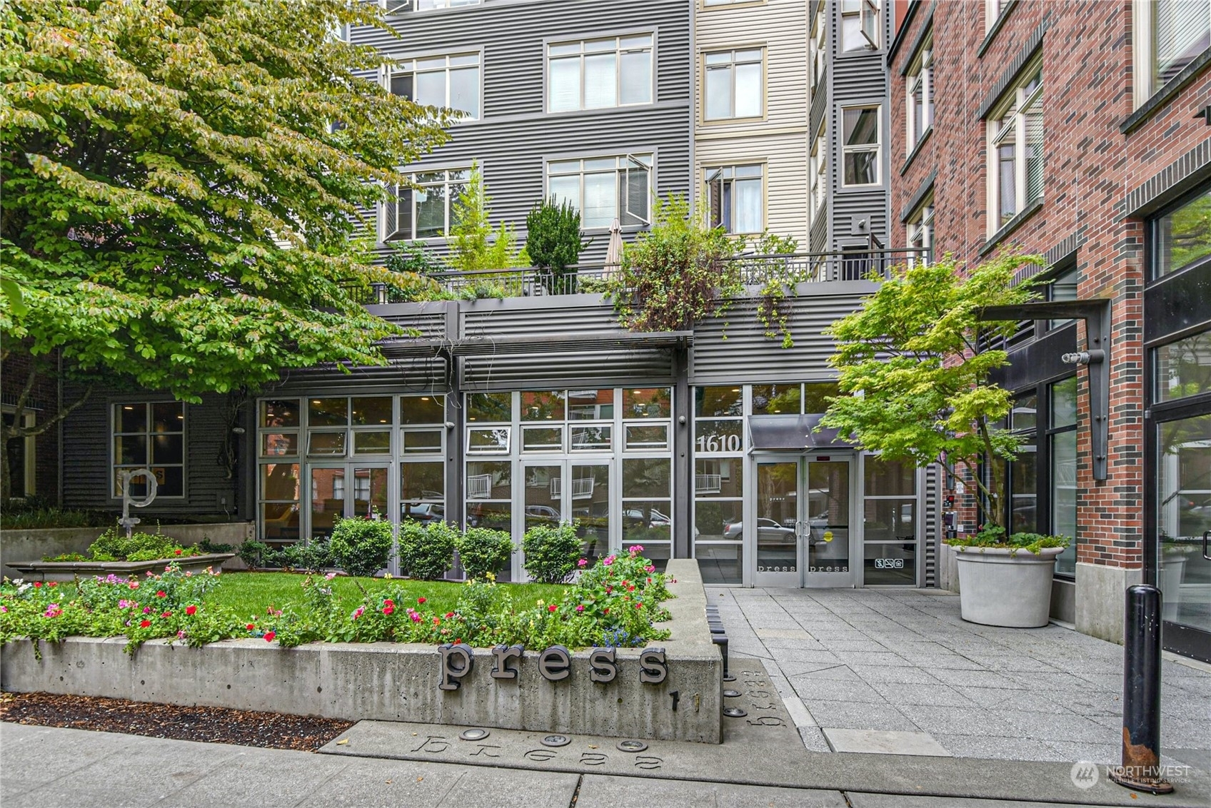 Property Photo: 1610 Belmont Avenue 201 WA 98122