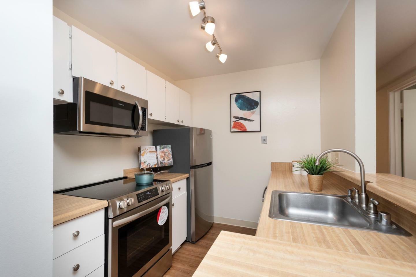 Property Photo:  127 Piccadilly Place B  CA 94066 