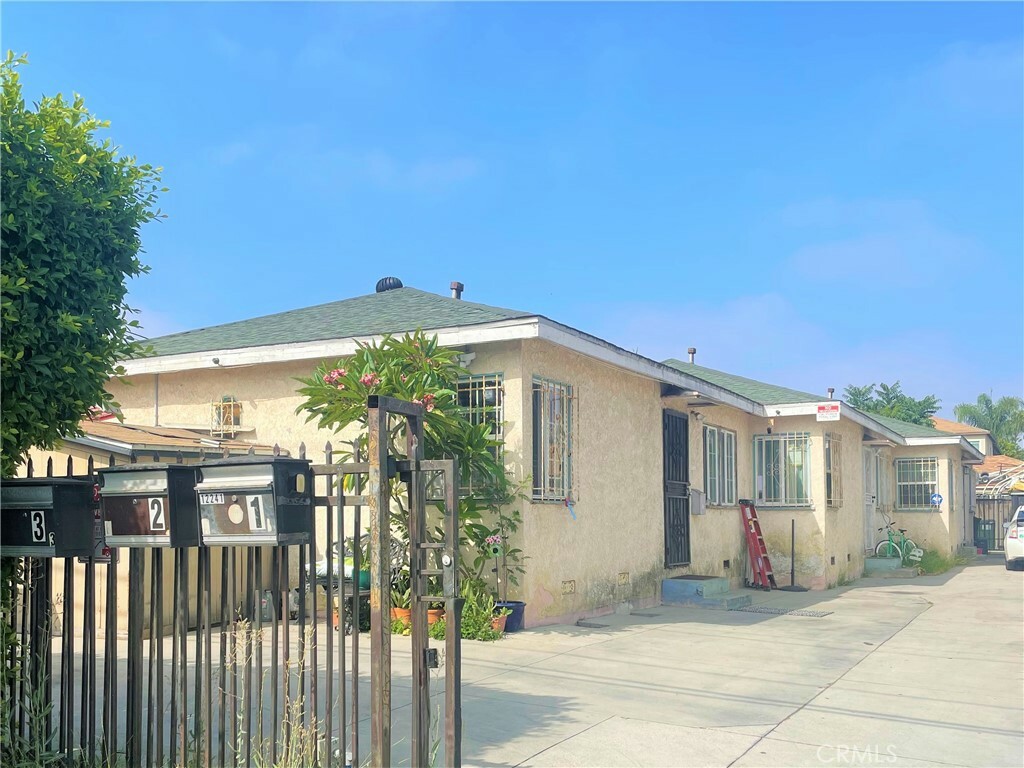 Property Photo:  12241 Peach Street 1  CA 90262 