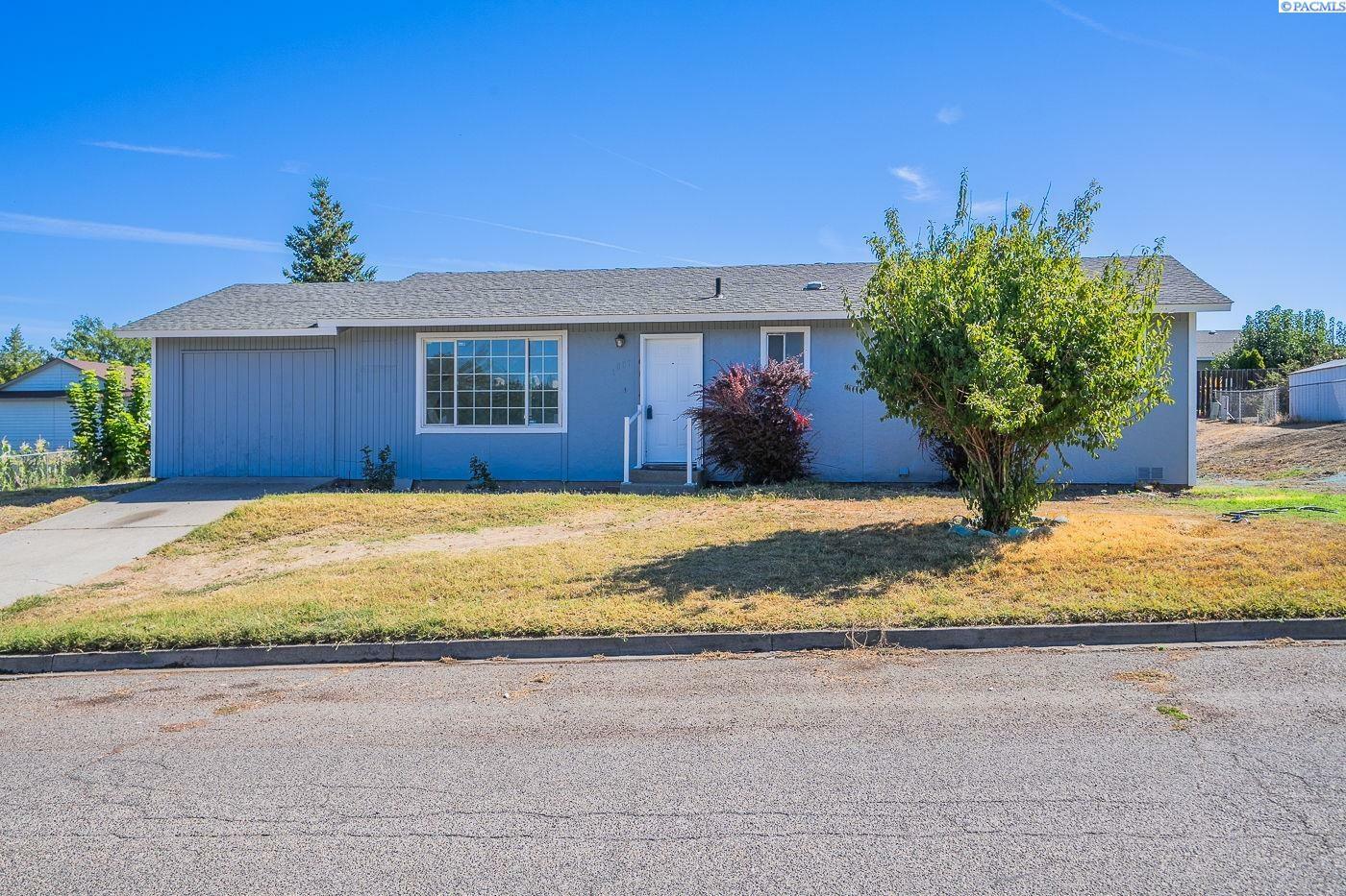 Property Photo:  1001 Conestoga Way.  WA 98930 