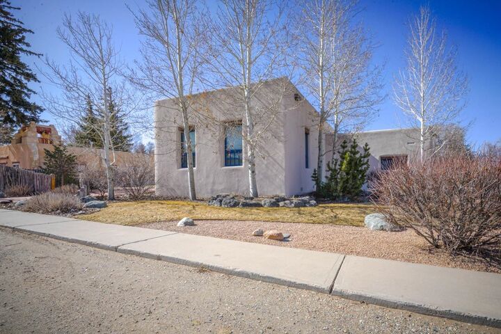 Property Photo:  522 Paseo Del Pueblo Norte  NM 87571 