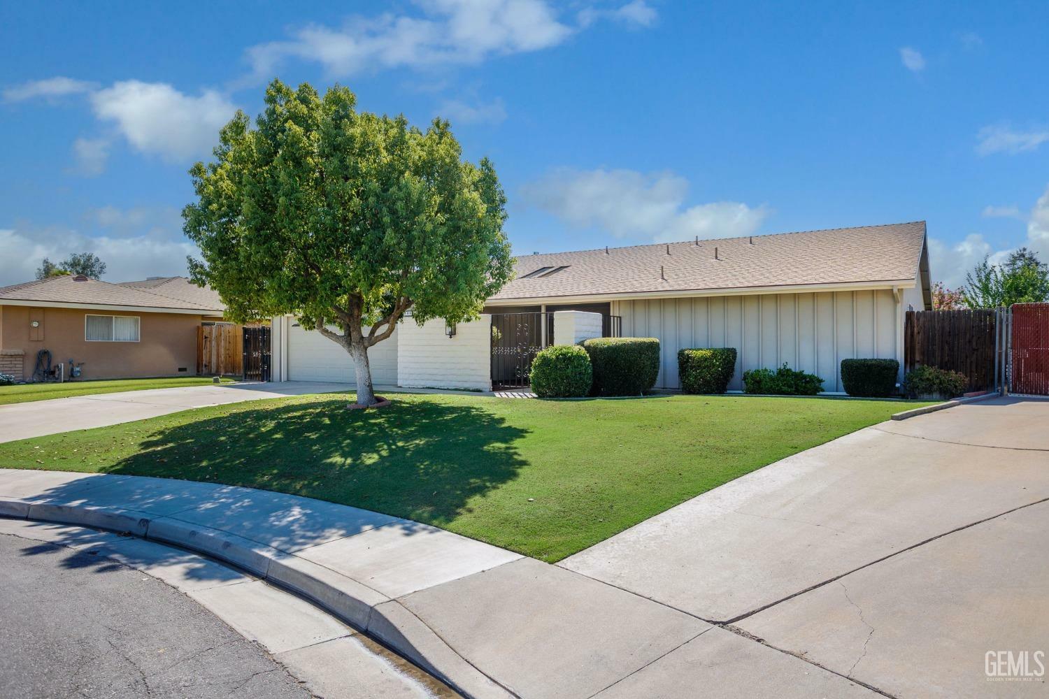 Property Photo: 109 Holmby Court CA 93309