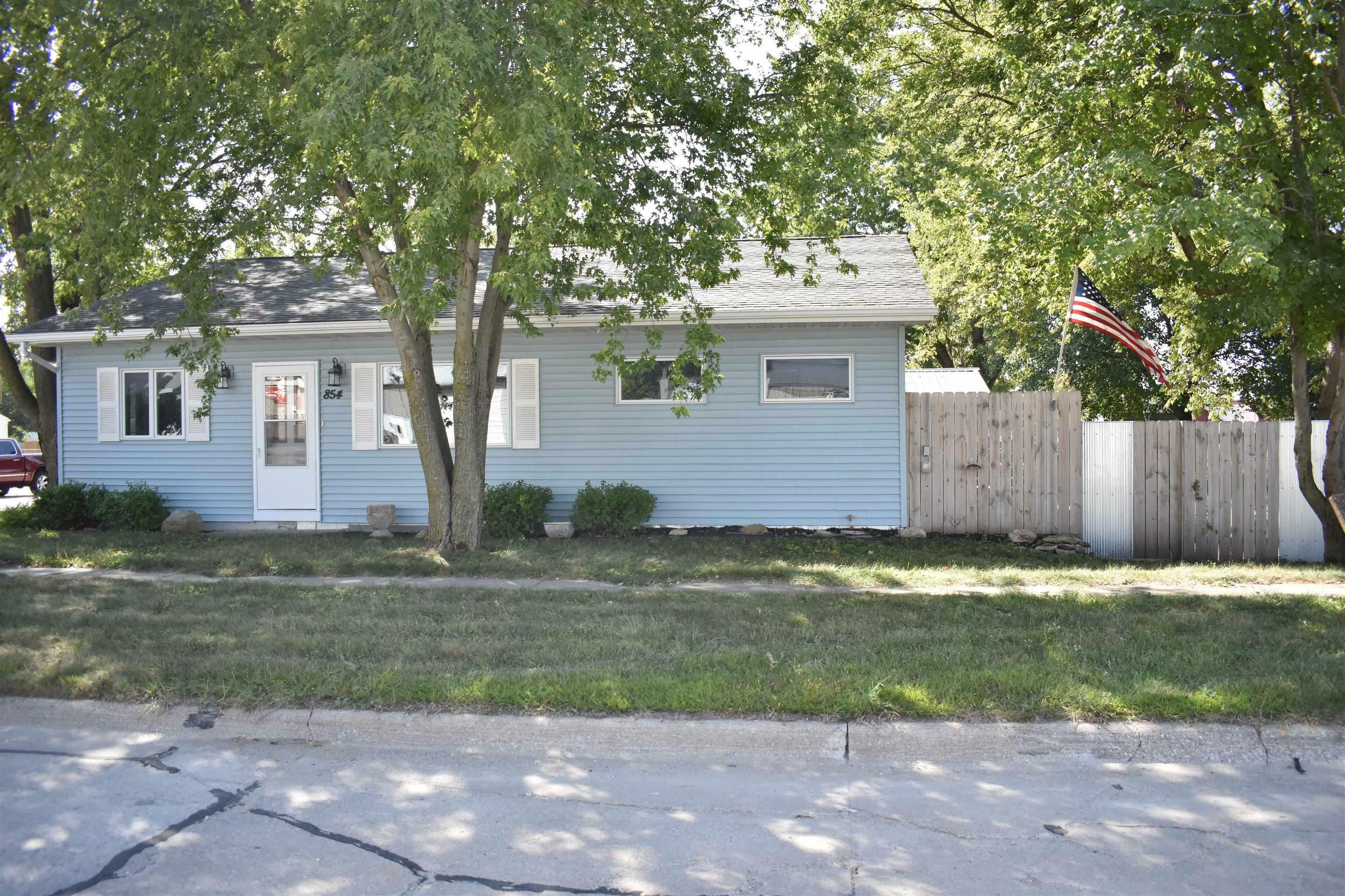 Property Photo: 854 Douglas Street IA 50648