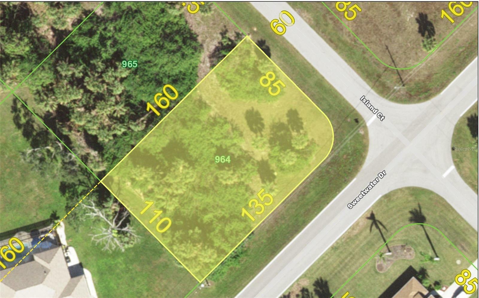Property Photo: 125 Island Ct FL 33947