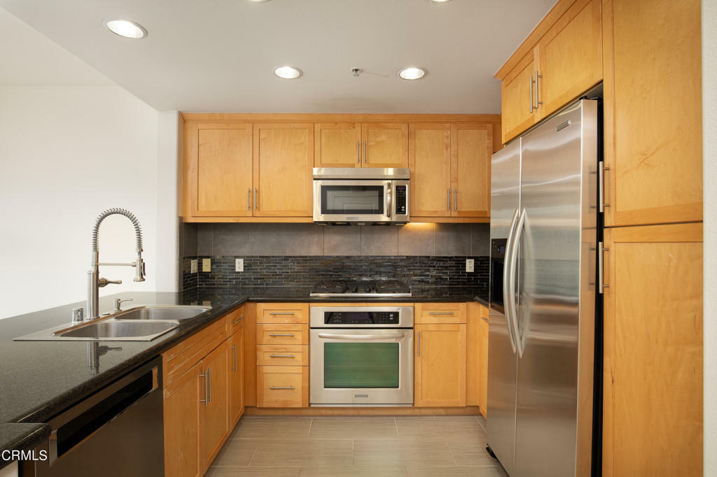 Property Photo: 931 E E Walnut Street 304 CA 91106