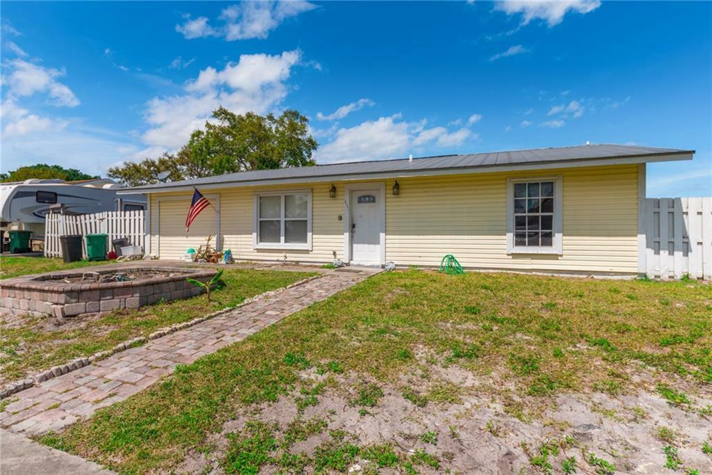 Property Photo:  481 NE Cornwall Avenue  FL 34983 