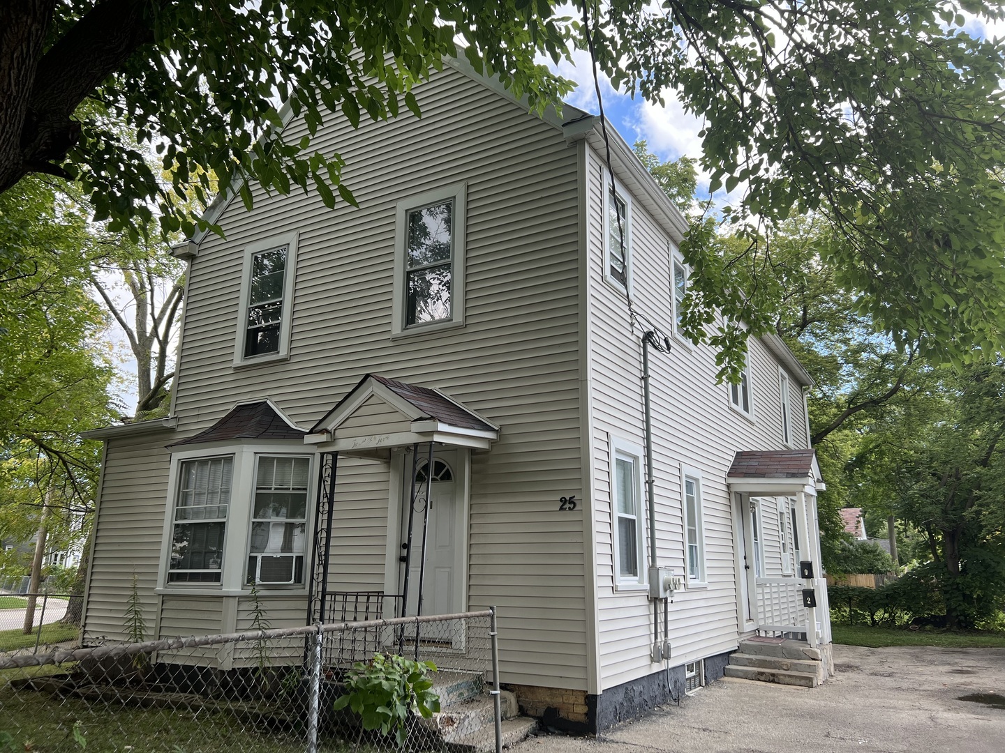 Property Photo: 25 S Saint James Street 2 IL 60085