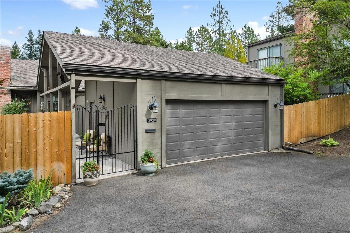 Property Photo: 2929 S Howard St 2929 WA 99203