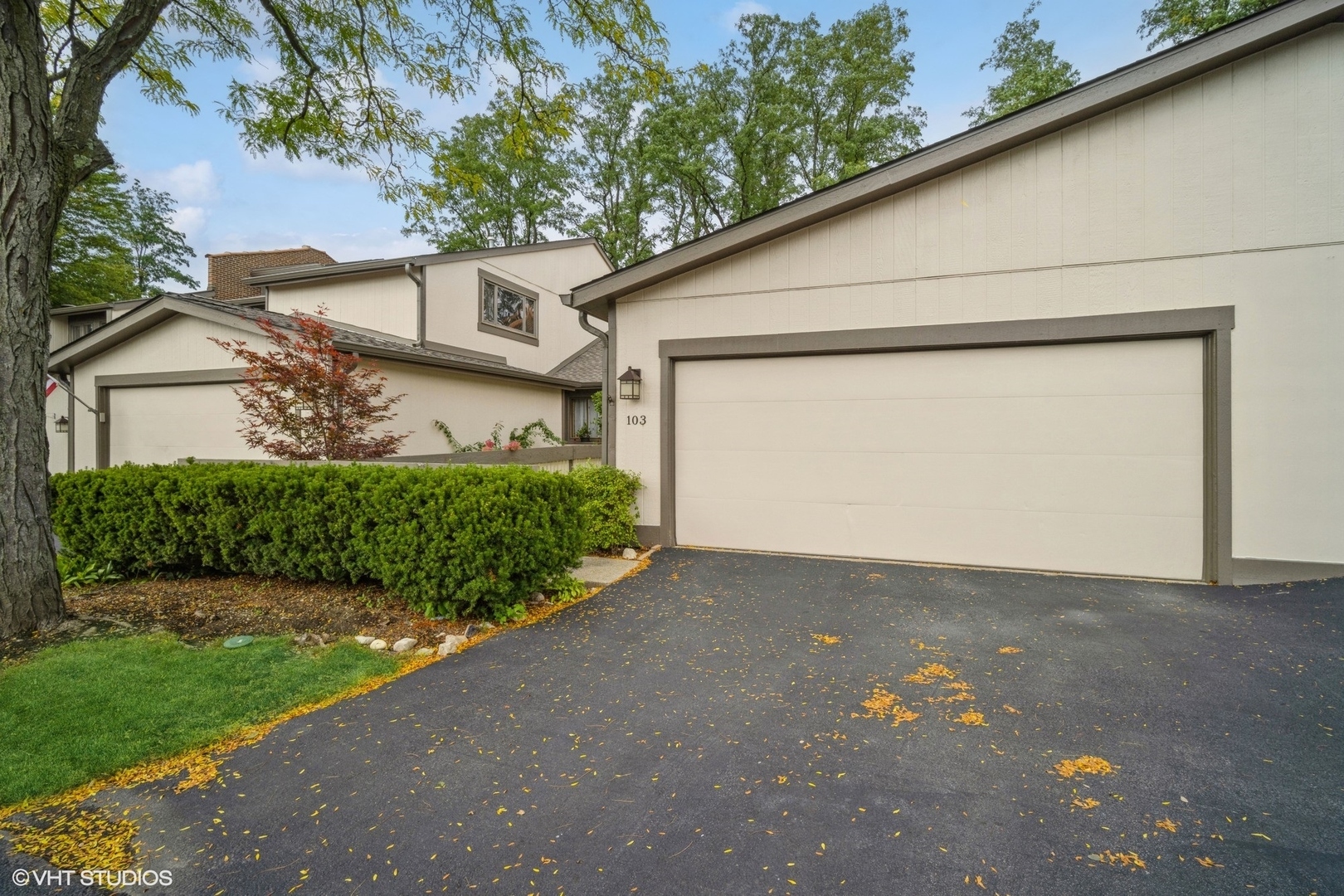 Property Photo:  103 Viola Court  IL 60008 