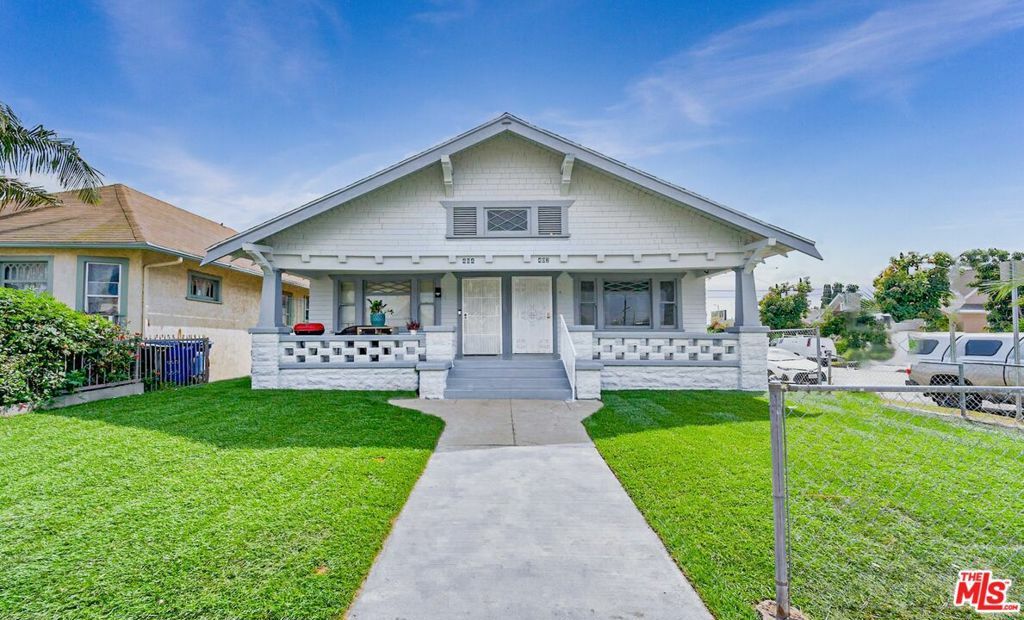 Property Photo:  402 E 43rd Place  CA 90011 