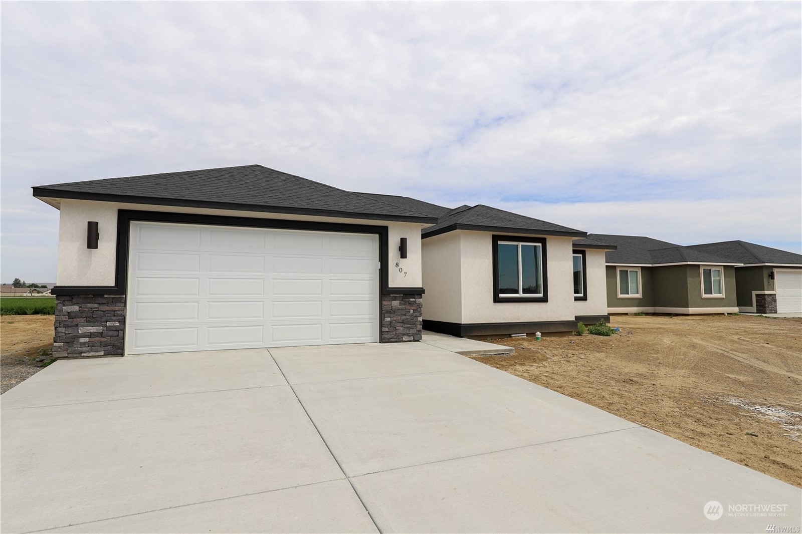 Property Photo: 1322 E Cascade Street WA 99344