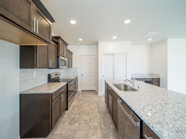 Property Photo:  1126 W Sequoia Road  WA 98837 