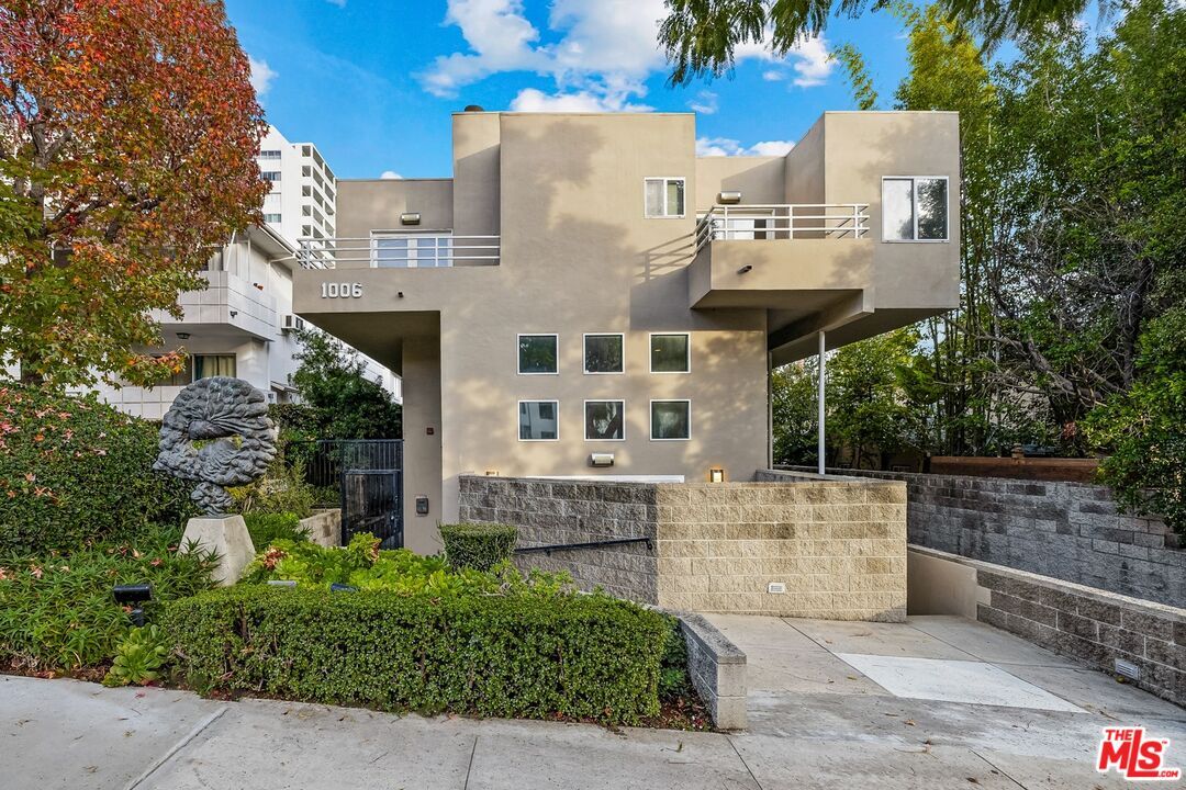 Property Photo:  1006   Carol Dr 5  CA 90069 