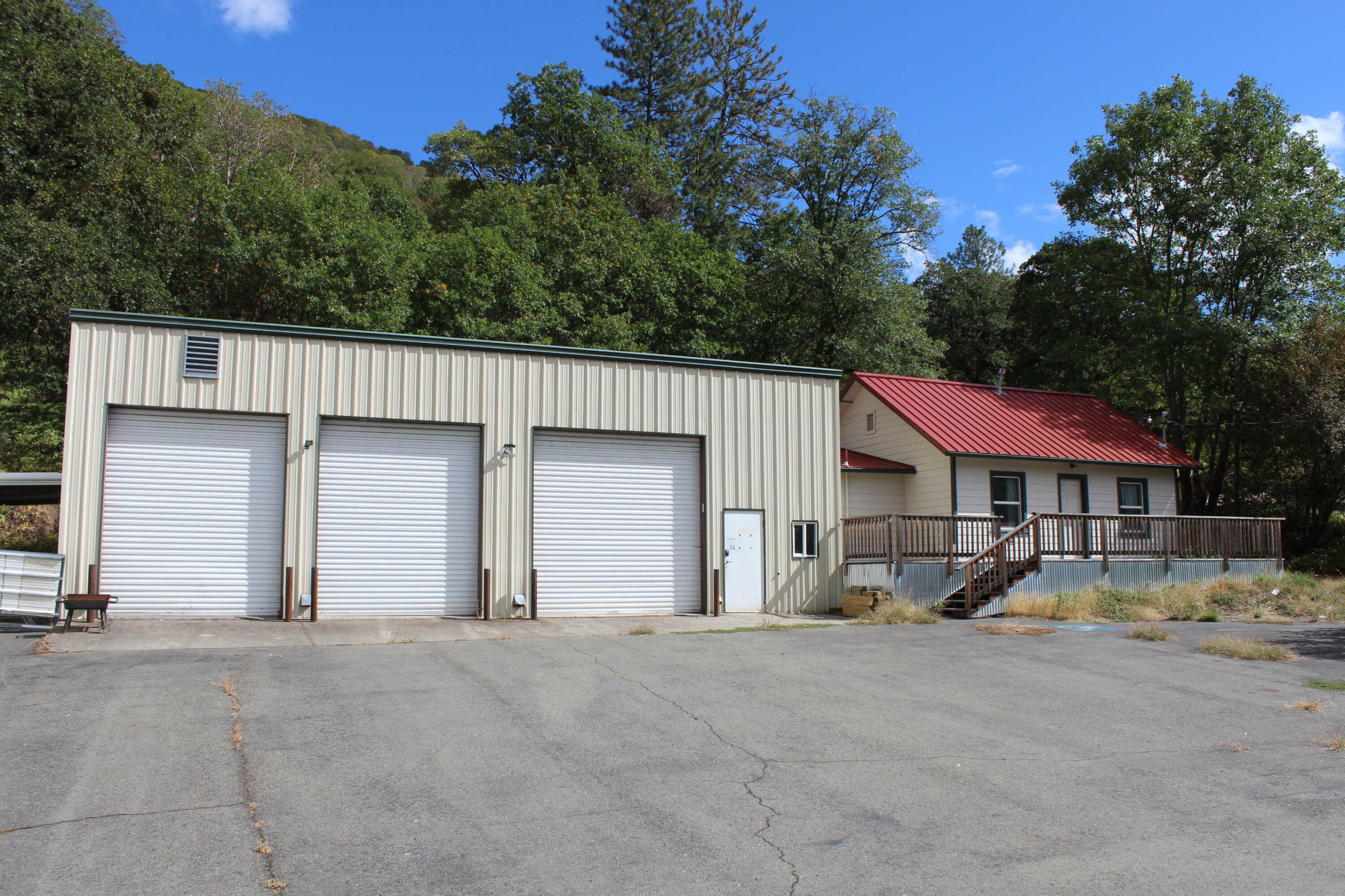 Property Photo: 5284 N River Road OR 97537