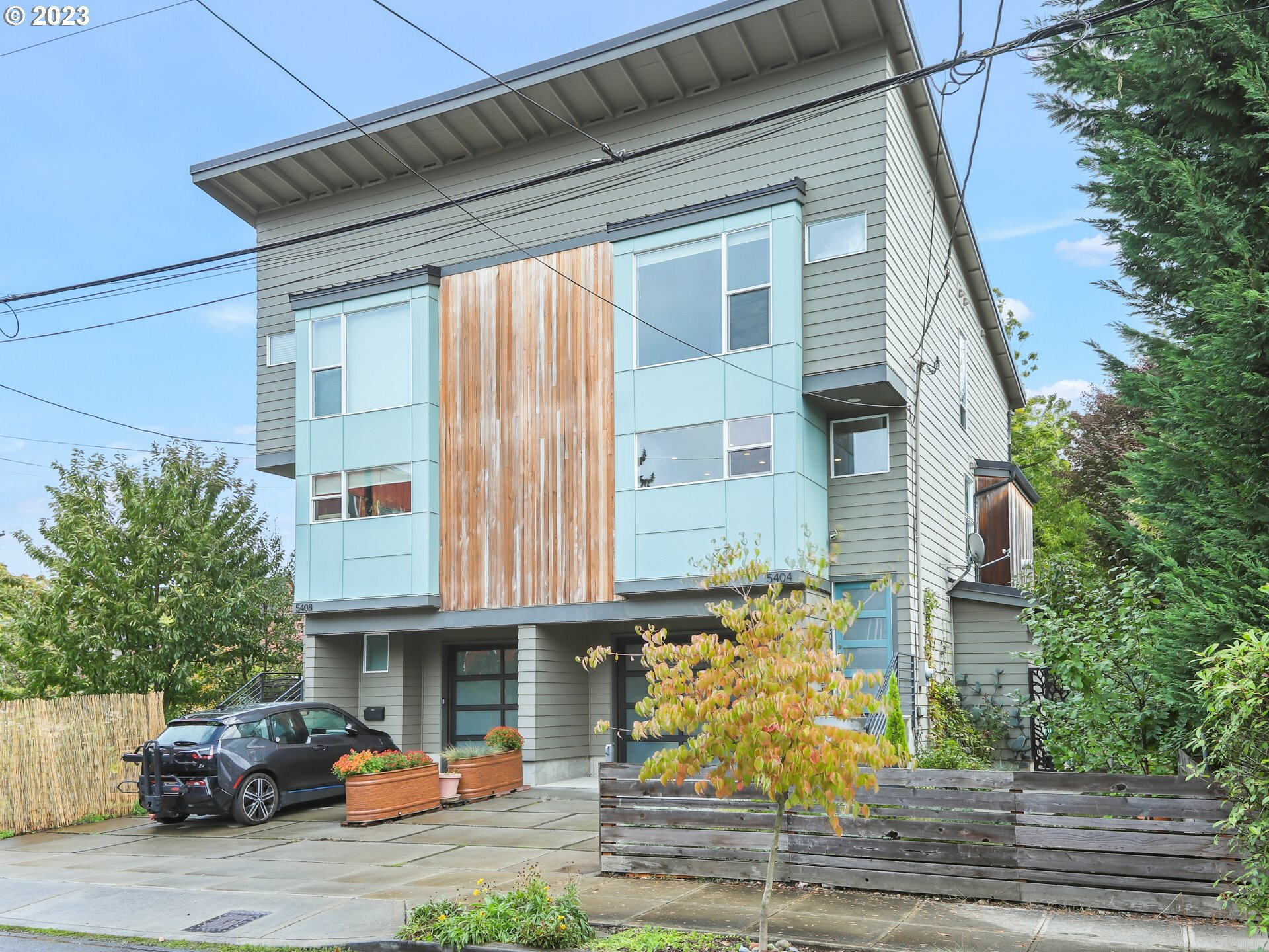 Property Photo: 5404 NE 14th Pl OR 97211