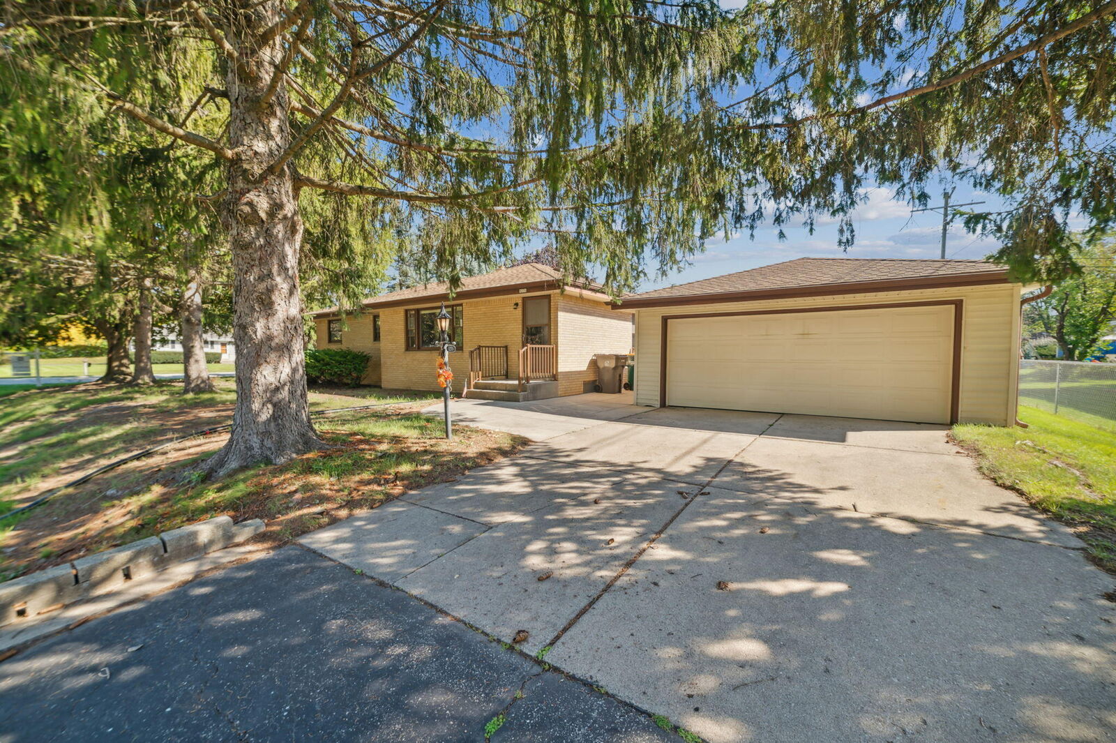 Property Photo:  5270 S 113th St  WI 53130 
