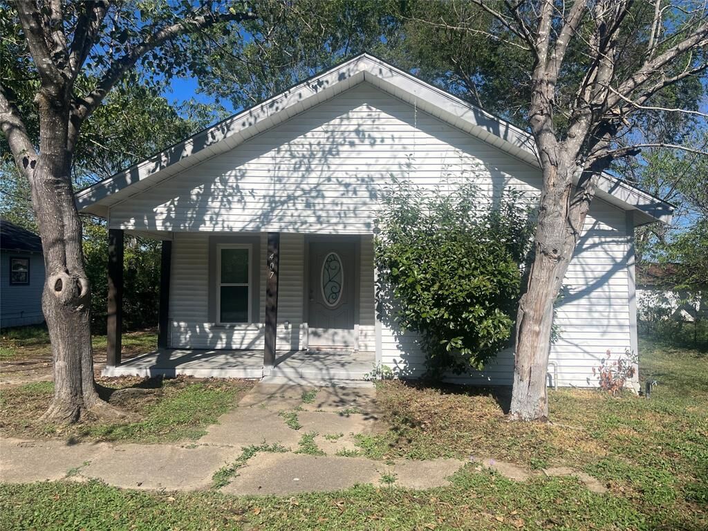 Property Photo: 407 N Waco Street TX 76642