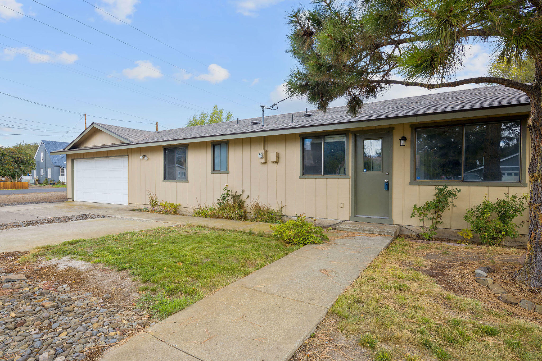 Property Photo:  797 NW 5th Street  OR 97754 