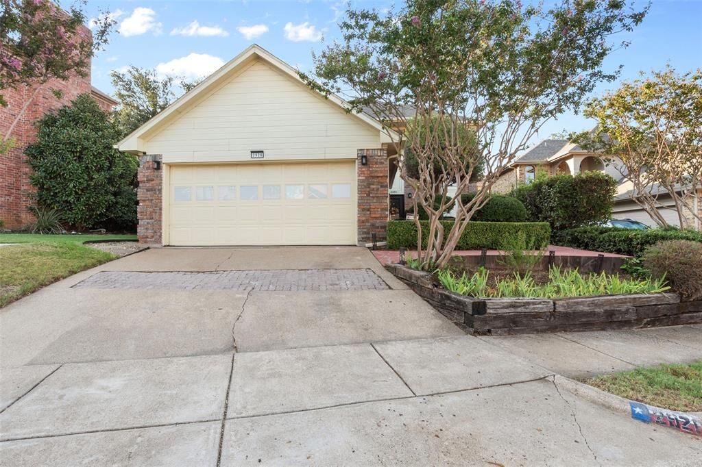 Property Photo:  2920 Eagles Nest Drive  TX 76021 