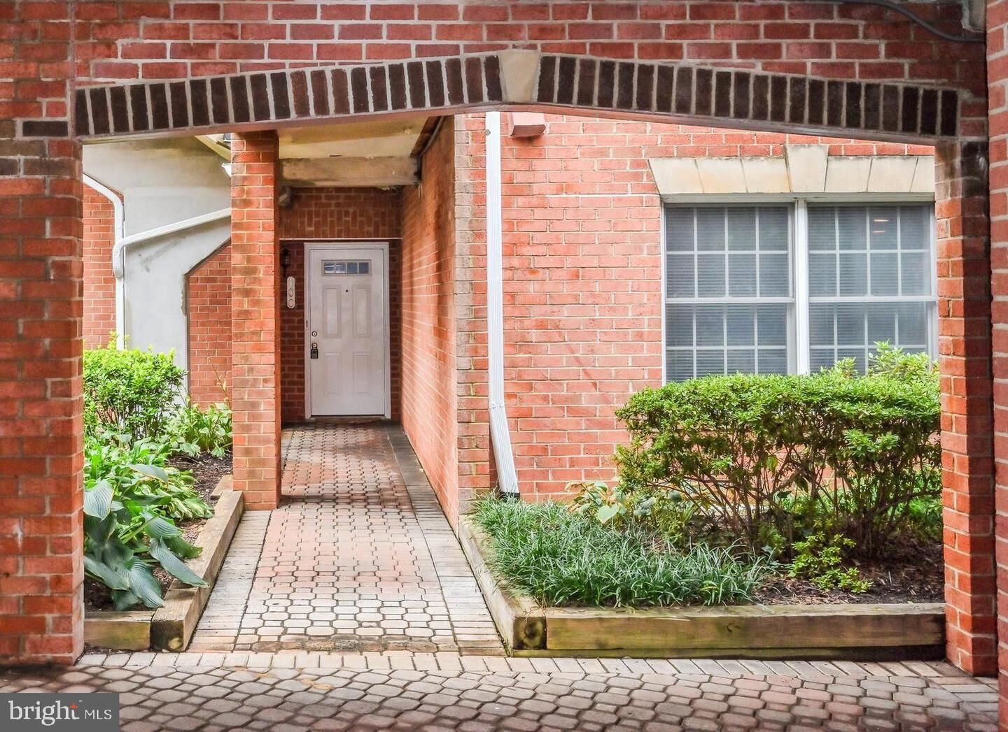 Property Photo:  6924 Fairfax Drive 100  VA 22213 