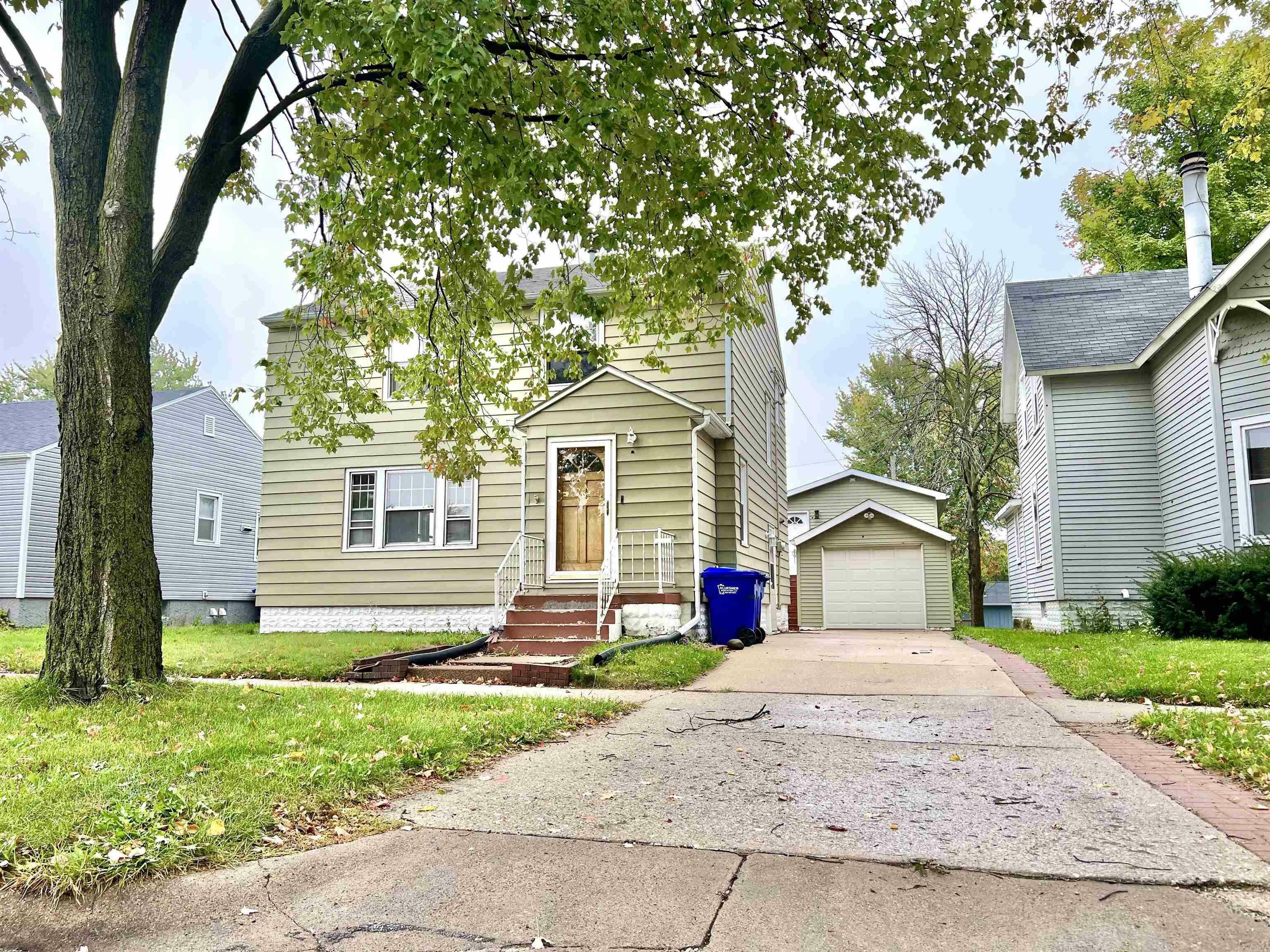 Property Photo:  823 1st Ave NE  IA 50662 