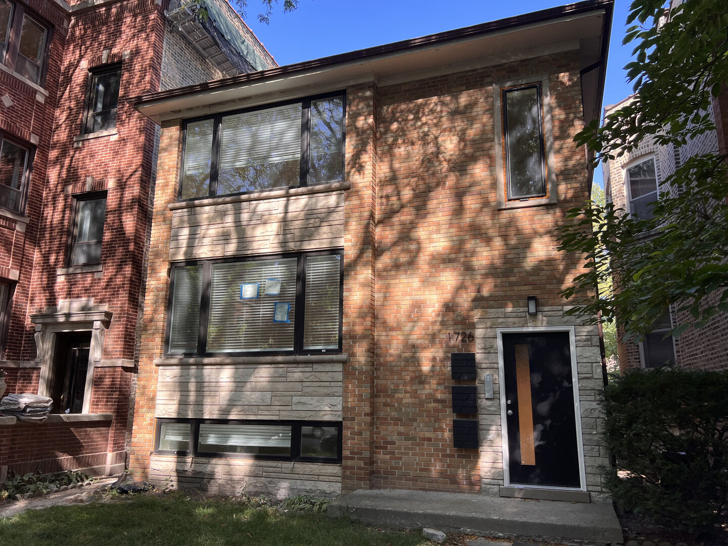 Property Photo: 1726 W Catalpa Avenue 1 IL 60660