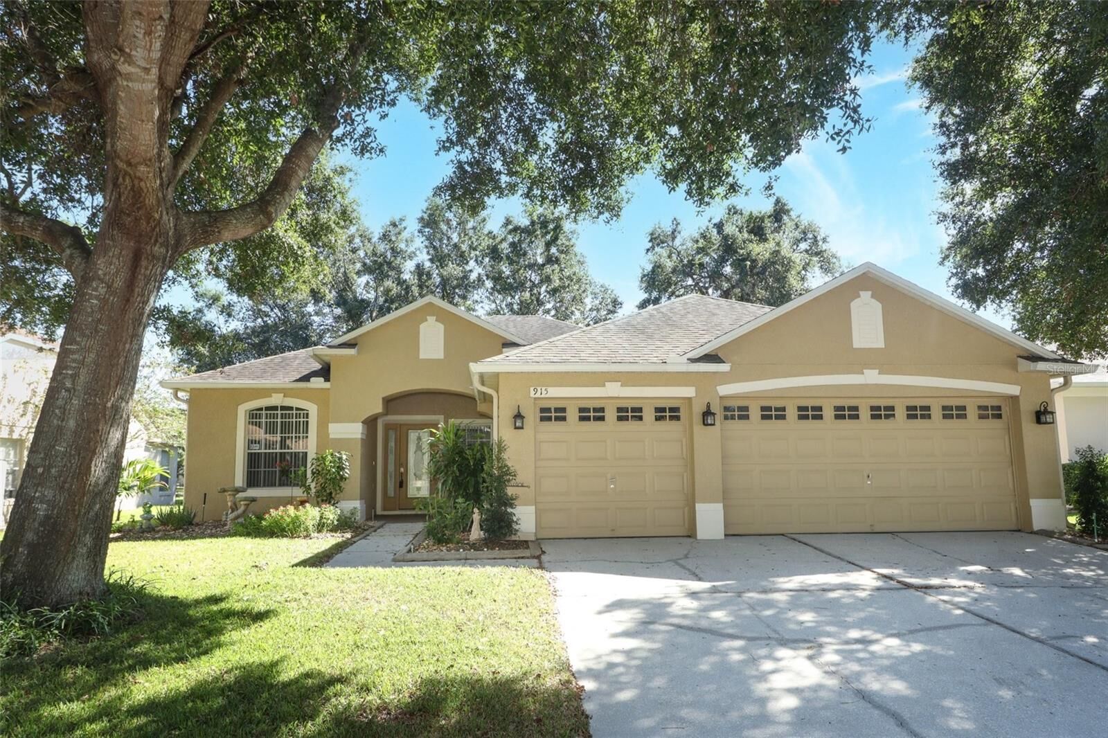 Property Photo: 915 Moonluster Drive FL 32707