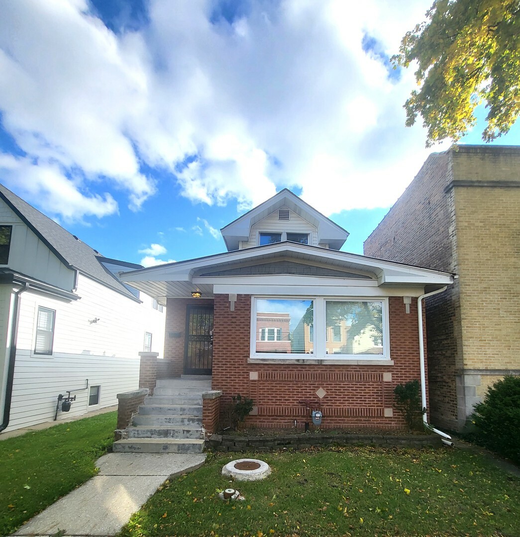 Property Photo: 4949 W Byron Street IL 60641