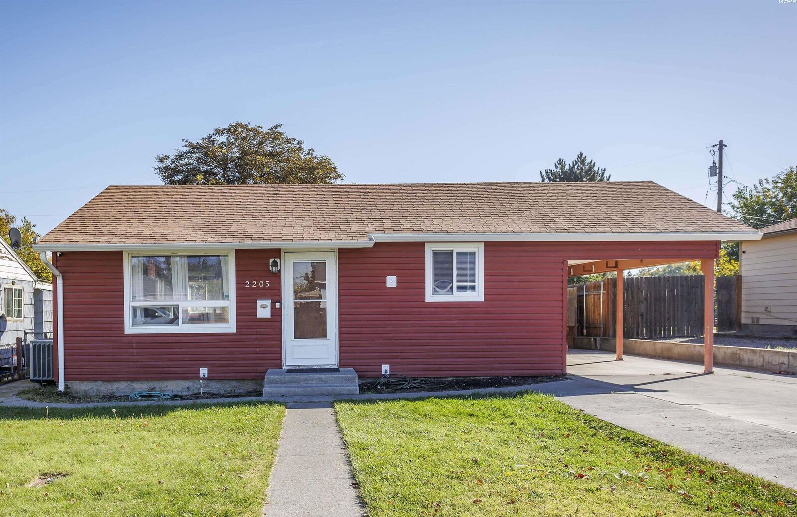 Property Photo: 2205 W 6th Ave WA 99336