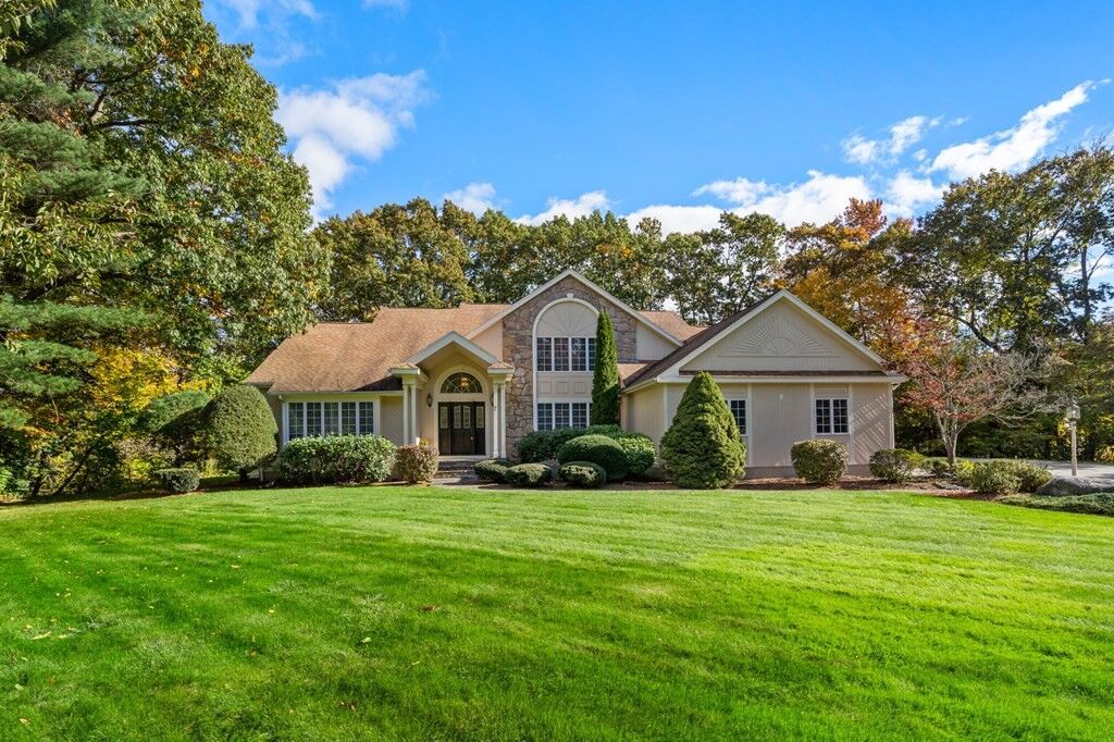Property Photo: 7 Bonnie Dell Ln MA 01545