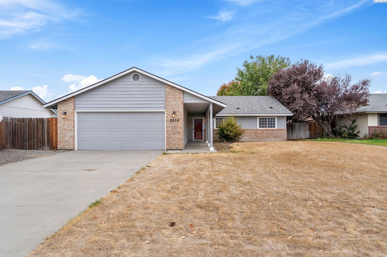 Property Photo:  2508 S Highlands Blvd  WA 99353 