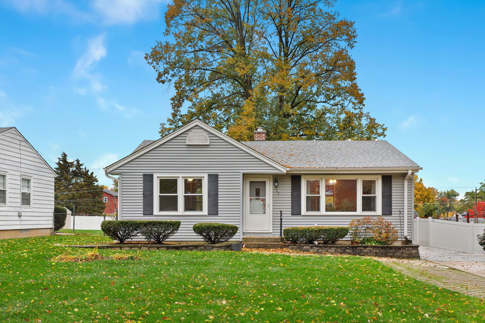 Property Photo:  307 E Goebel Drive  IL 60148 