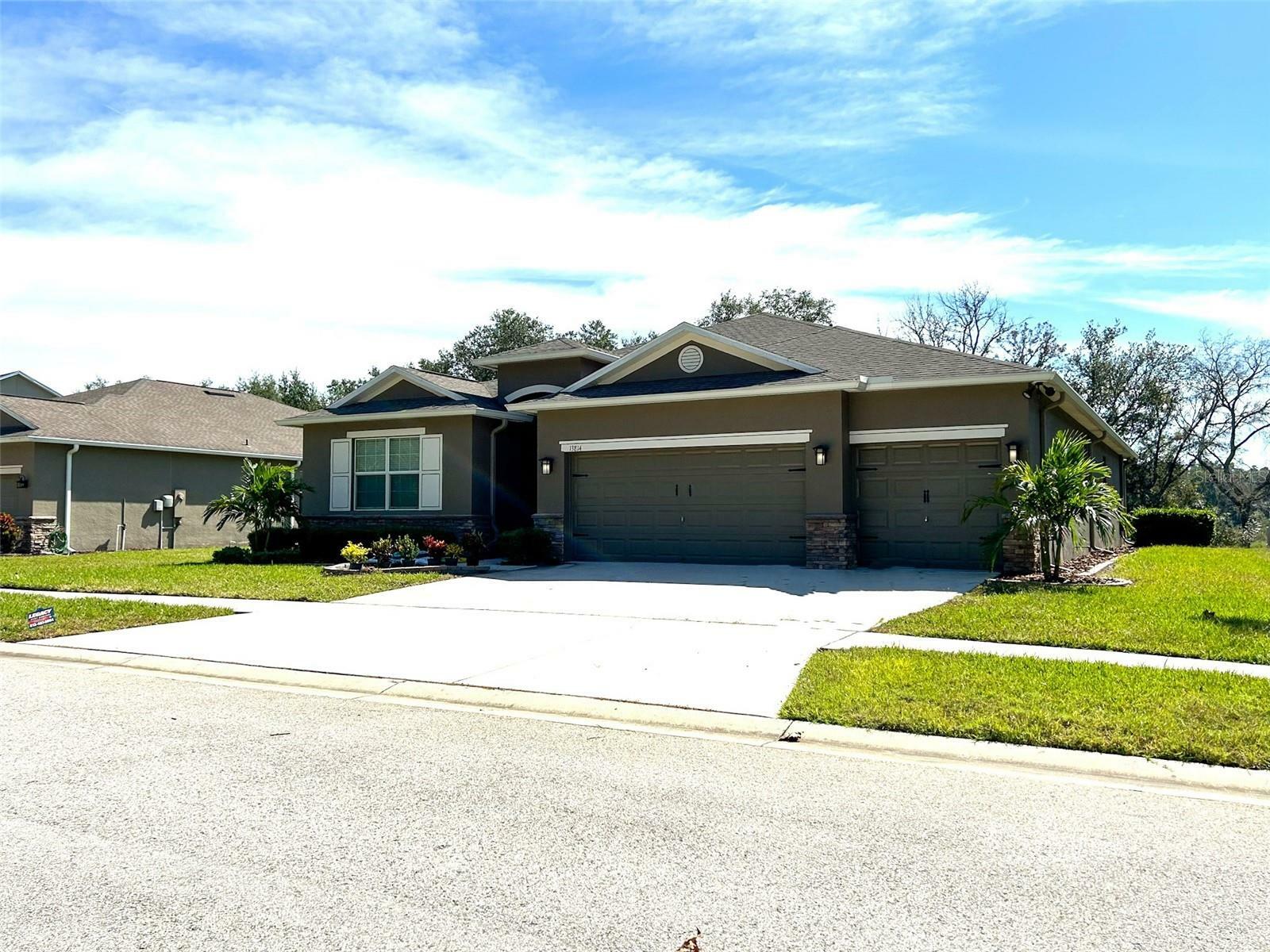 Property Photo:  13814 Bee Tree Court  FL 34669 