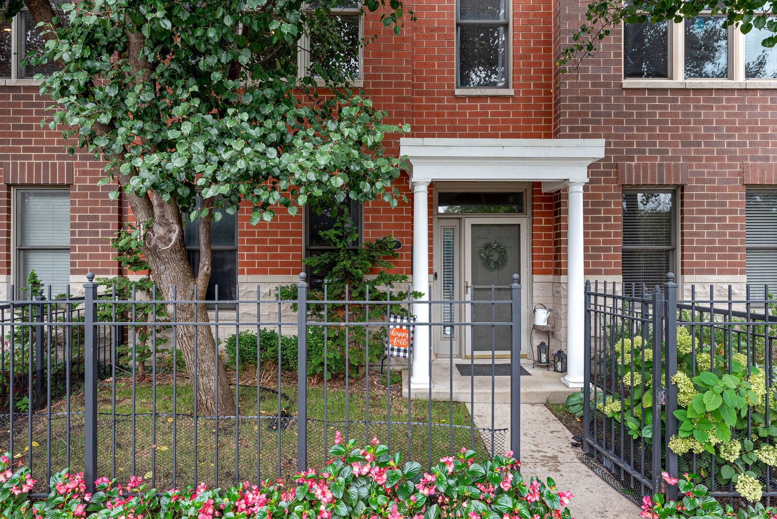 Property Photo: 4028 N Clark Street IL 60613